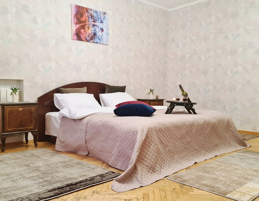 Квартира 4эт посуточно ,подобово м.Позняки простора