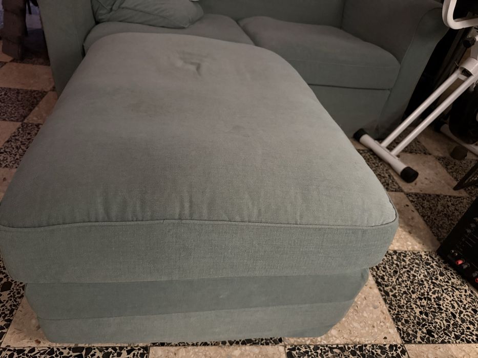 Sofá 3 Lugares + reposo pés com arrumo