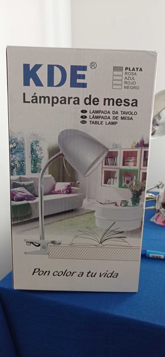 Lâmpada de mesa com suporte metálico