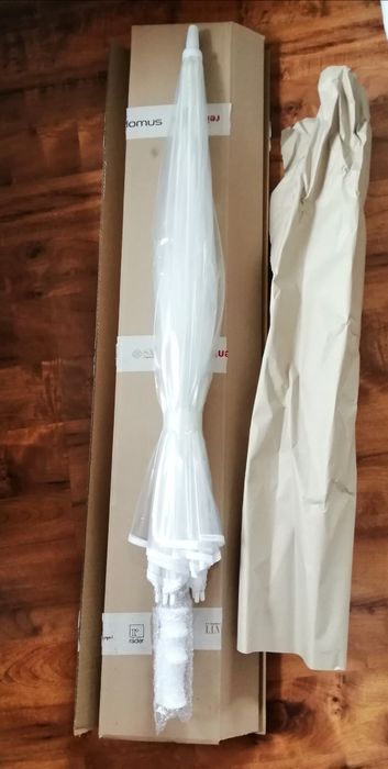 Duży transparentny biały parasol ślubny