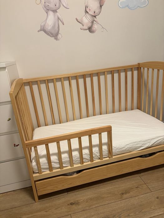 Łóżeczko drewiane z szufalda plus materac