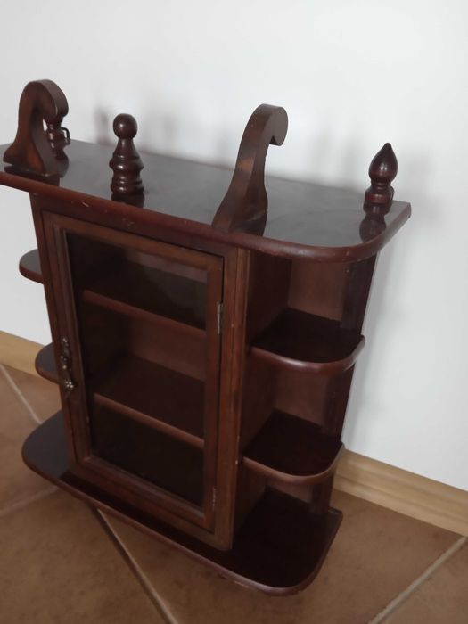 Ozdobna szafeczka na figurki, klucze.