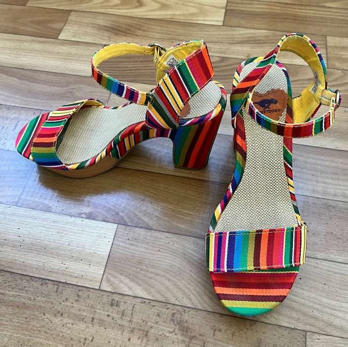 Яскраві босоніжки rocket dog