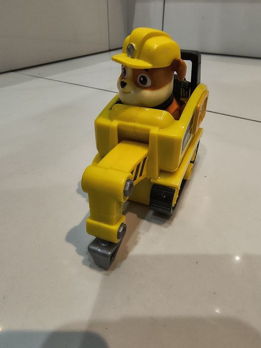 Psi Patrol - piesek Rubble z samochdem
Paw Patrol
