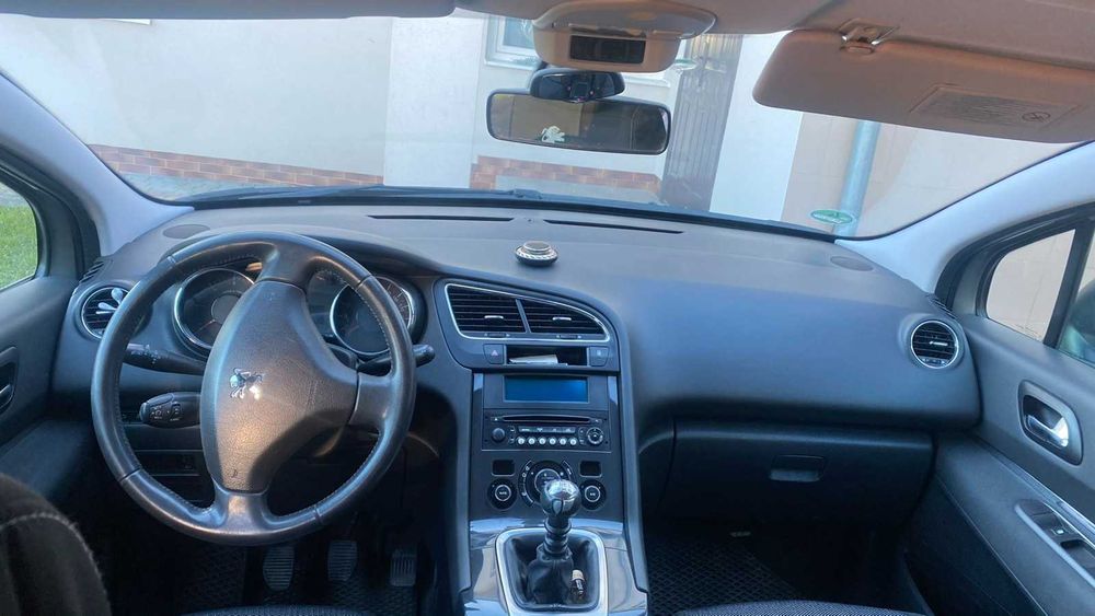 Автомобіль Пежо 5008