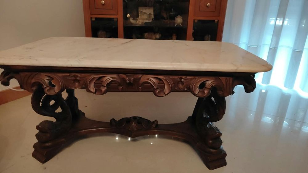 Mesa de centro em madeira e mármore