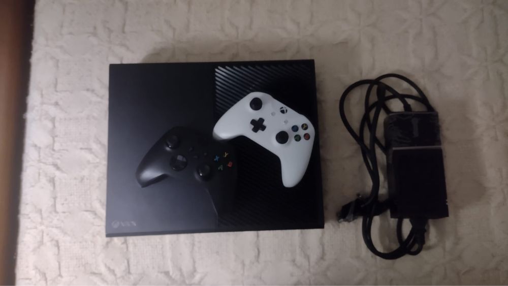 X box one com 2 consoles e alguns jogos