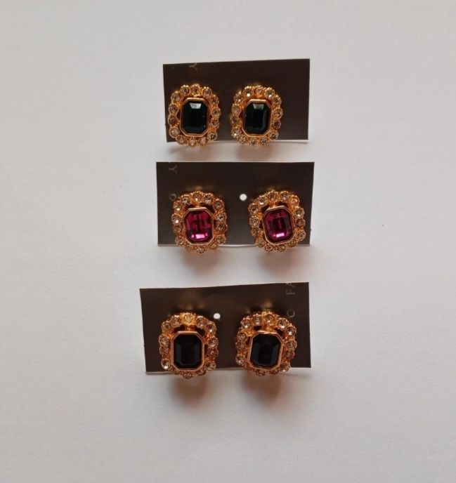 Brincos. Novos.
Cada par 2,25€.
Mais modelos disponíveis nas fotos.