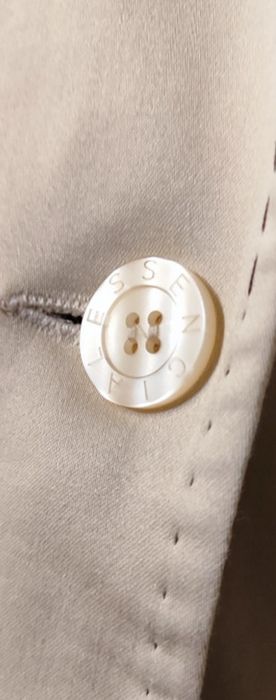 Blazer forrado de 1 botão, com pormenor de pesponto no debrue da gola