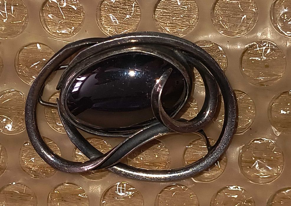 Stara duża broszka z hematytem PRL