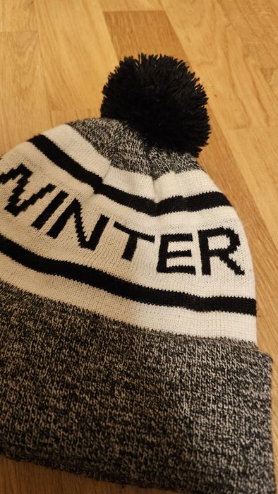 Szara czapka z pomponem Winter sinsay