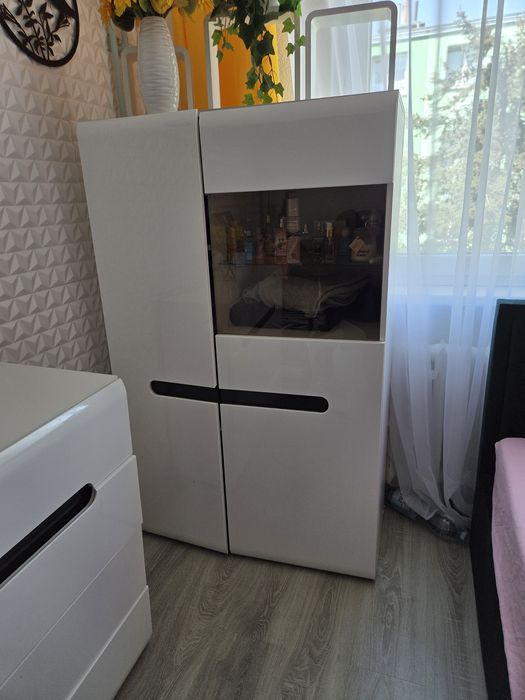 Komoda i szafka z oświetleniem
