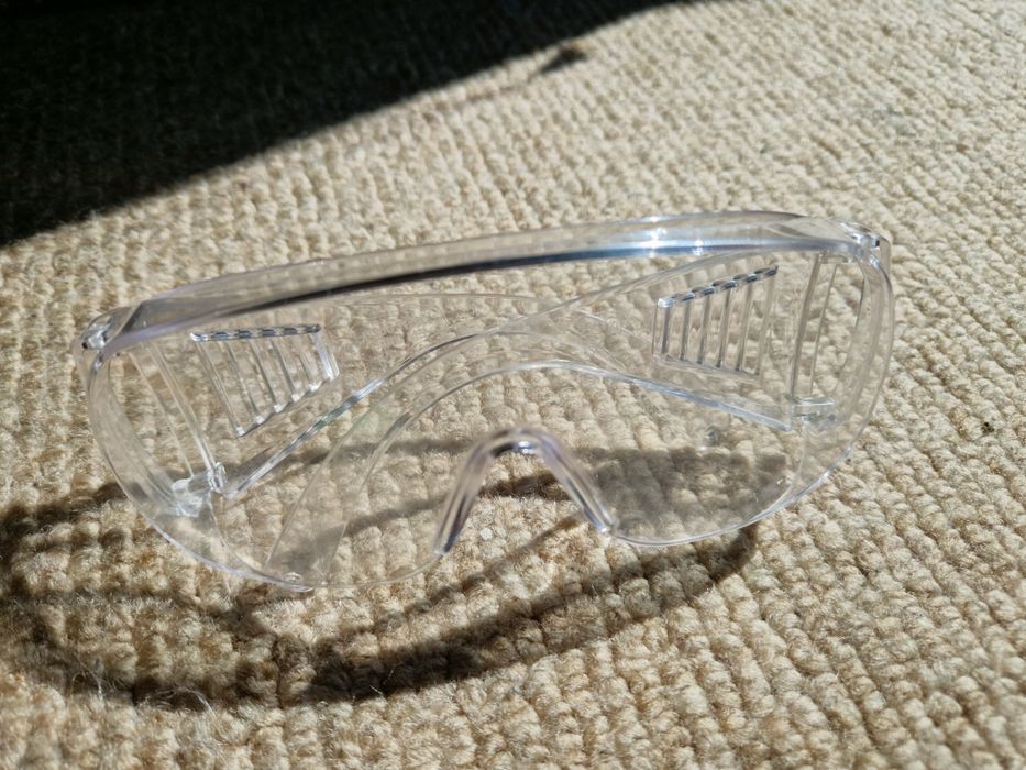 Kask ochronny biały i okulary