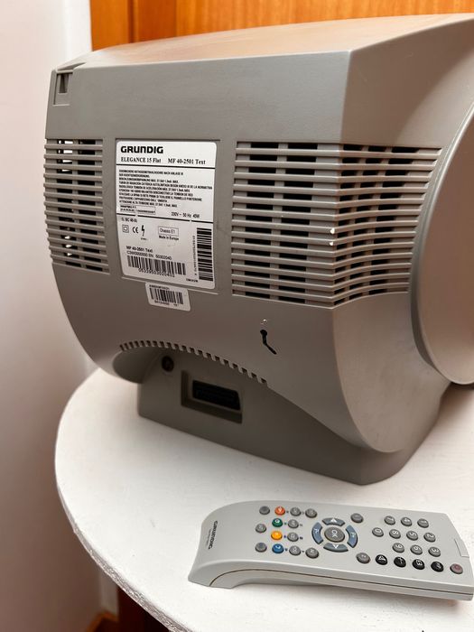 TV Grundig Elegance 15 Flat MF 40-2501/5 TEXT a cores, com comando.