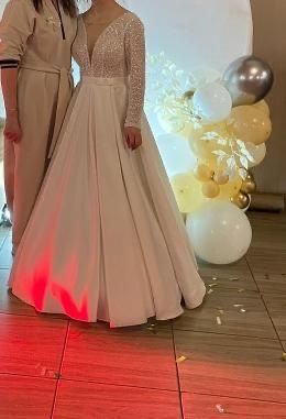 Продається весільна сукня.