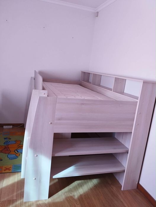 Cama usada com secretaria