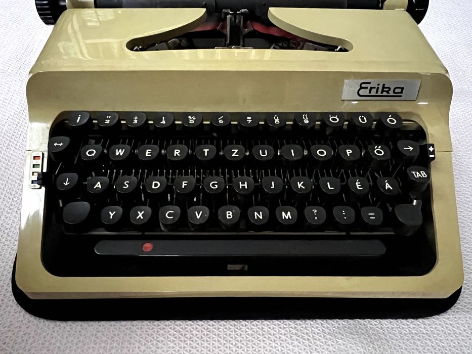 Máquinas de escrever marca ERIKA / marca BROTHER