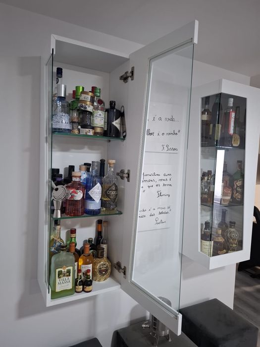 Móveis de bar e mesa de centro com cadeira e 3 bancos