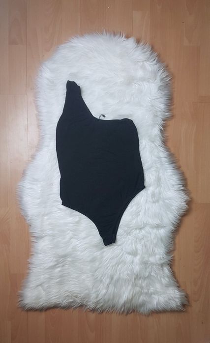 Czarne body PrettylittleThing wiskoza rozmiar M