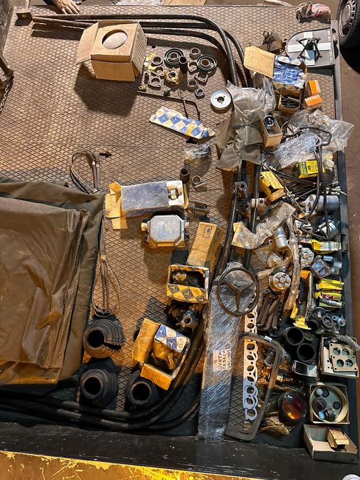 Unimog 404 gasolina com muito material reposição