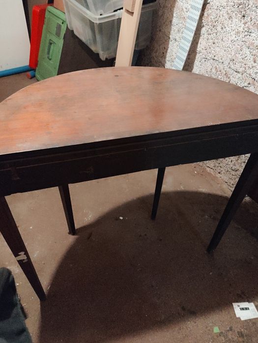 Antiga mesa de jogo para restauro