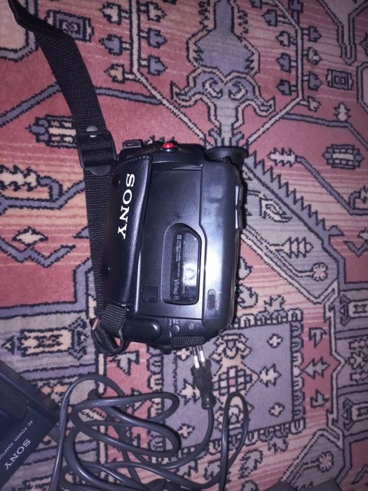 Sony handycam v8 with carrying case64575358840451122