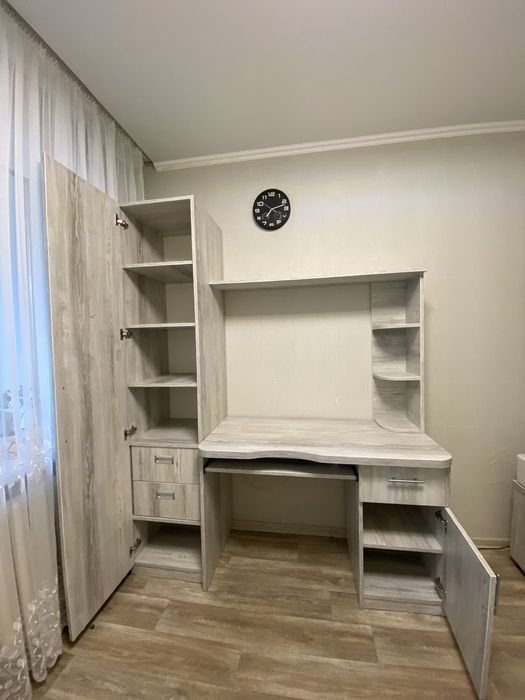 Комп’ютерний/письмовий стіл із шафою та полицями