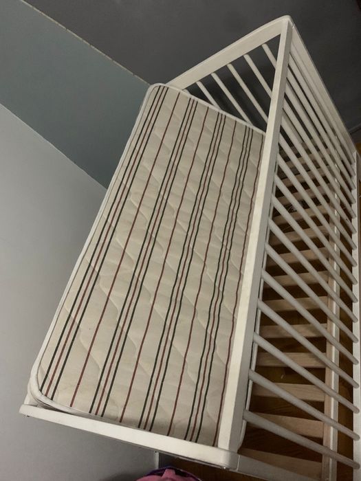 cama de bebé de madeira branca (negociável)