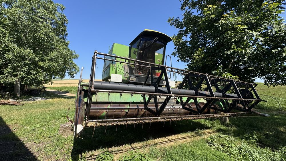 Продається комбайн  John Deere  1075