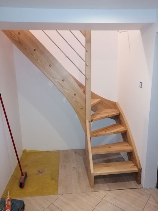 Schody drewniane samonośne i na beton remont balustrada stal
