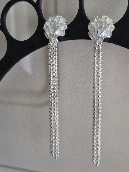 Brincos Compridos Prateados com Rosa

Novos, nunca usados
Tamanho 75cm