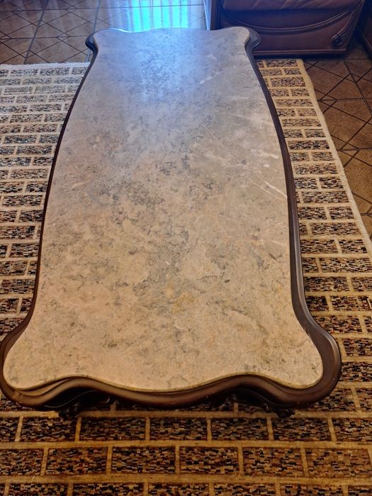 Mesa de centro em madeira maciça, com tampo em mármore!