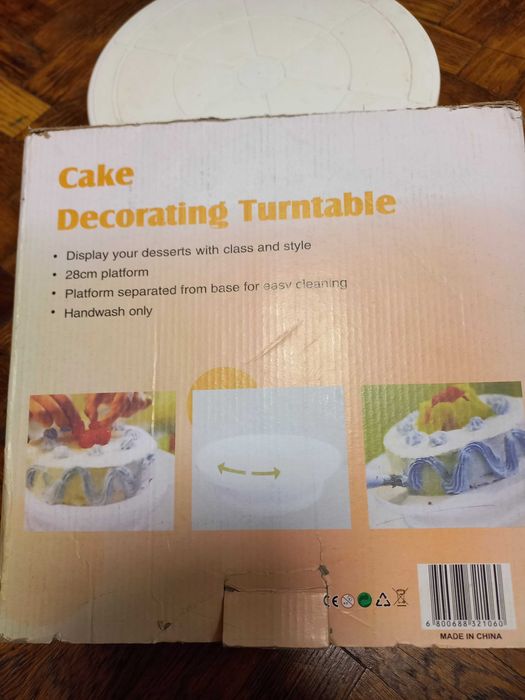 Продам Подставка для торта вращающаяся, 28см. Пластик