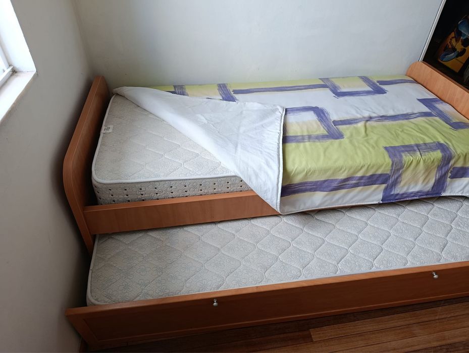 Cama de solteiro com gaveta e cadeira