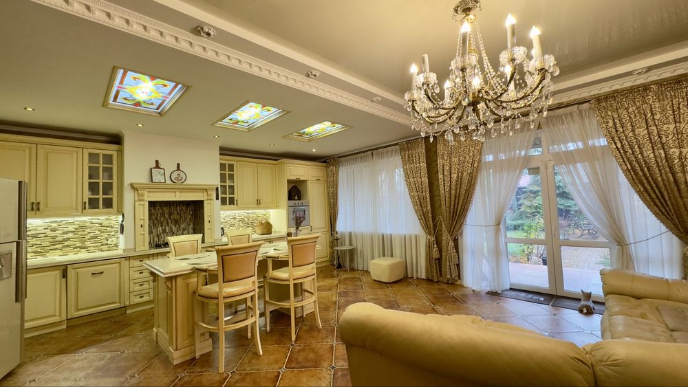 Неймовірний , великий таун хаус з гаражем.