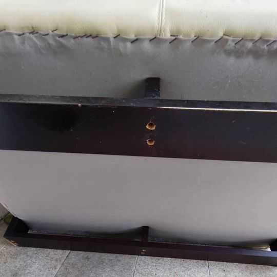 Conjunto em pele sofá, chase-longue e duas almofadas