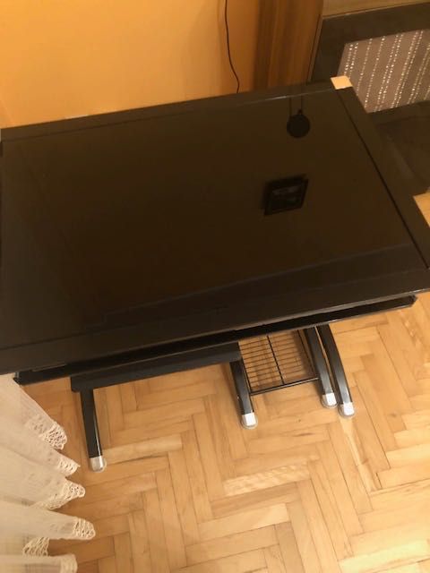 Biurko i fotel na kolkach