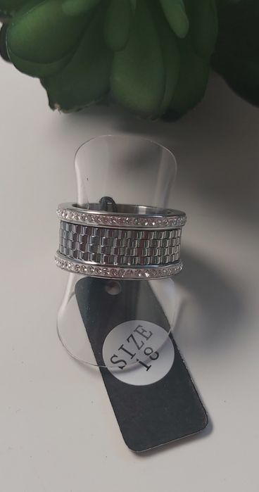 Anel prateado, em aço, com zirconias. Anti-stress. T18