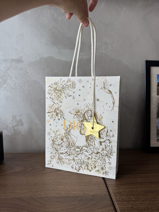 Оригінальний подарунковий пакет Dior Holiday Edition