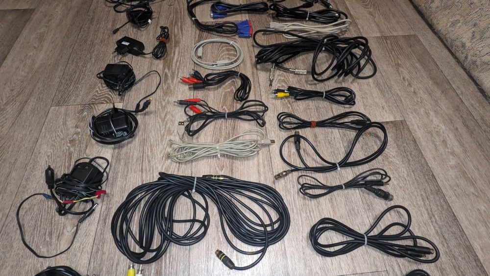 Набір шнурів, проводів, блоків живлення
