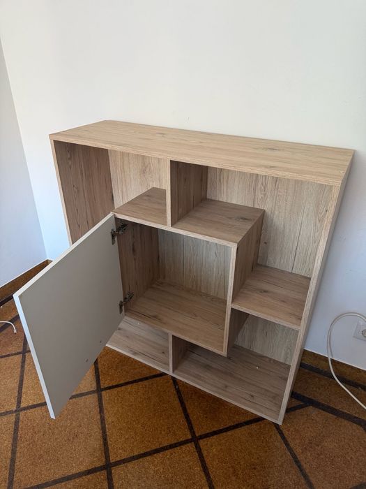 Estante para livros e decorações.