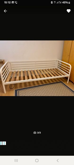 Біле металеве ліжко