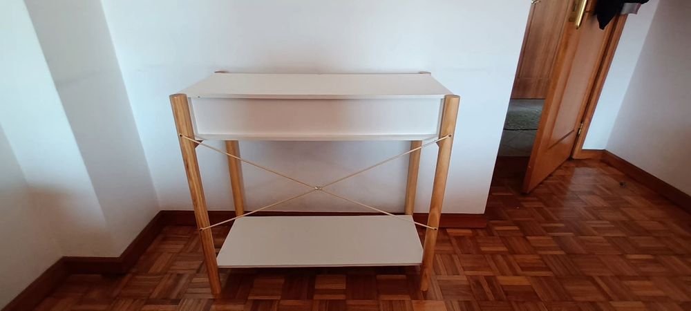 Mesa console branca.