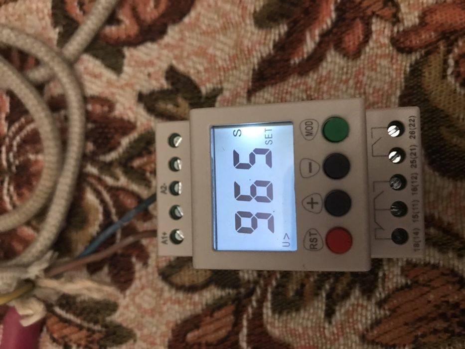 Реле защиты от перепадов напряжения Ginri SVR1000