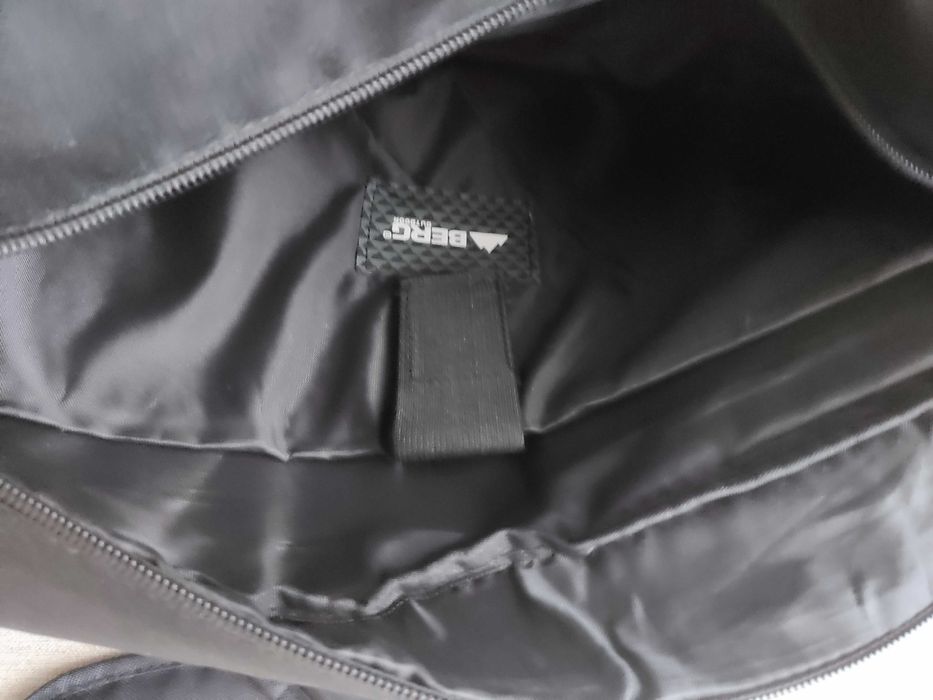 Mala tiracolo Berg em preto para computador portátil