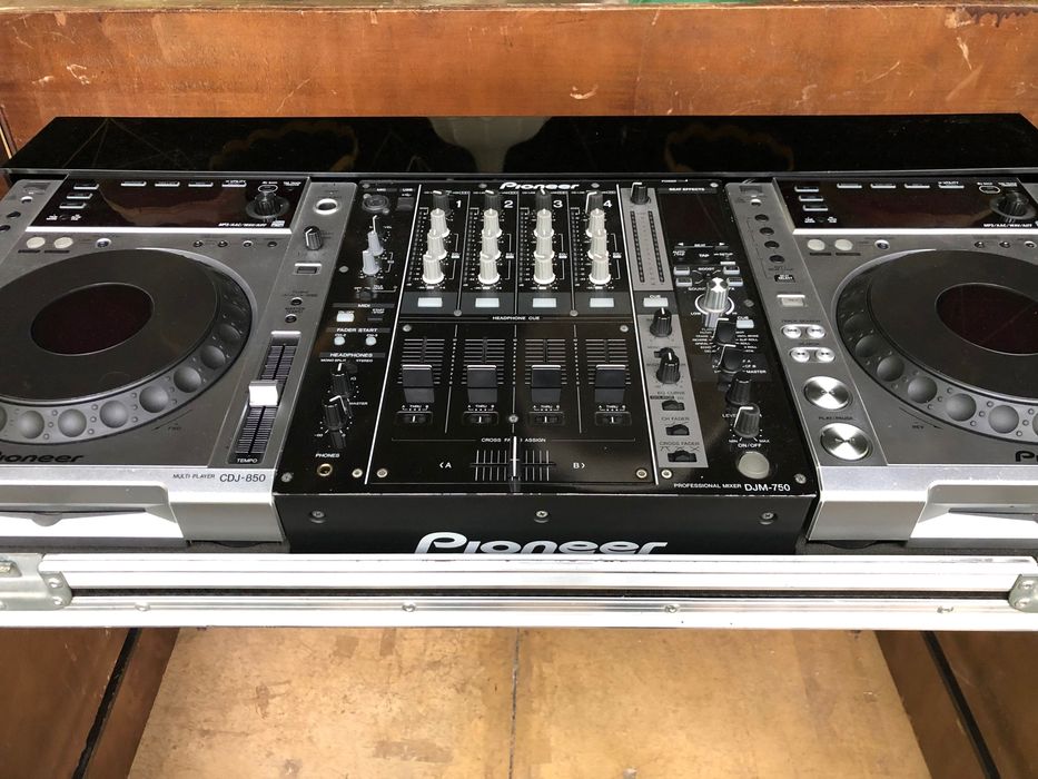 Flight Case com 2 Pioneer Cdjs 850 e uma mesa Pioneer Djm 750