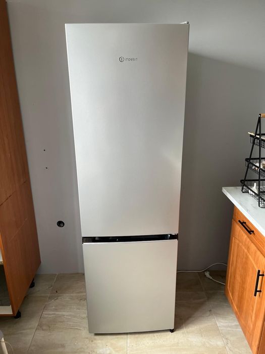 Lodówka Indesit INKS 8261 S4E Srebrna Stan Idealny Gwarancja
