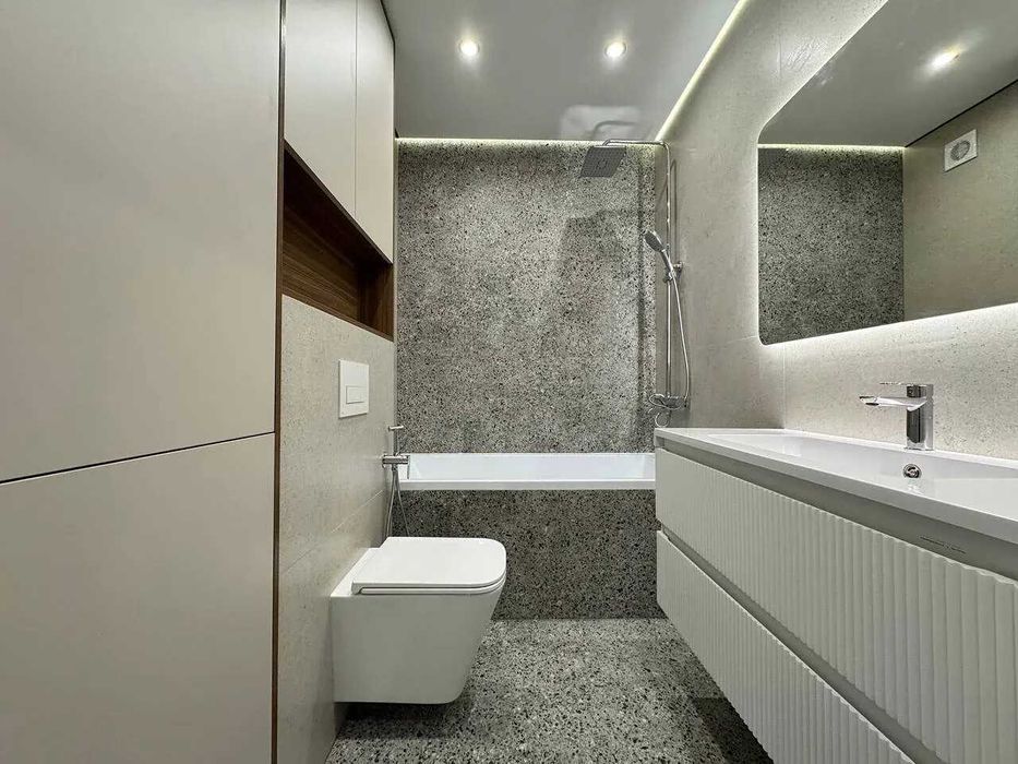 Продам! Двокімнатна з кухнею-вітальнею та великим балконом Біля річки!