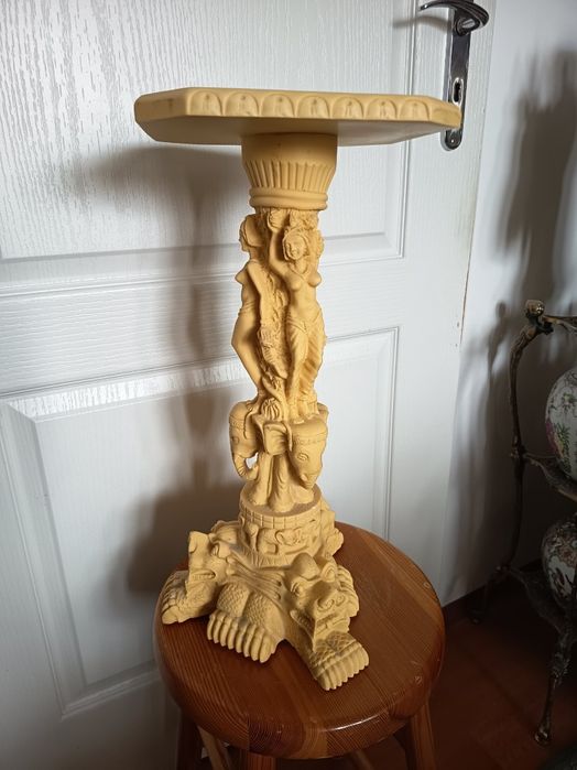 Kwietnik, postument alabaster