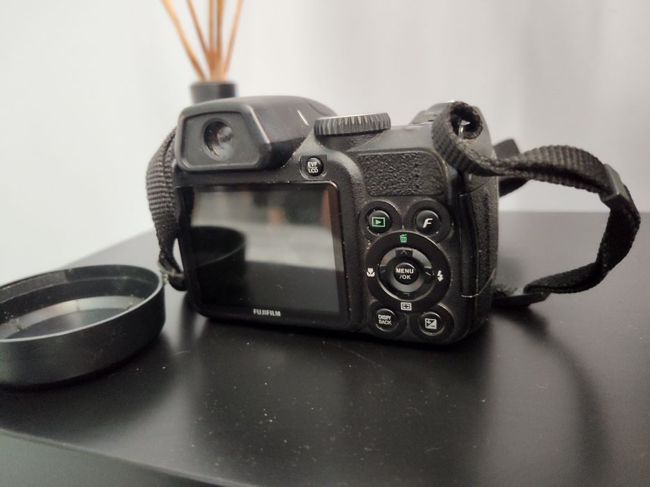 Aparat Fujifilm FinePix S2000HD duży zoom